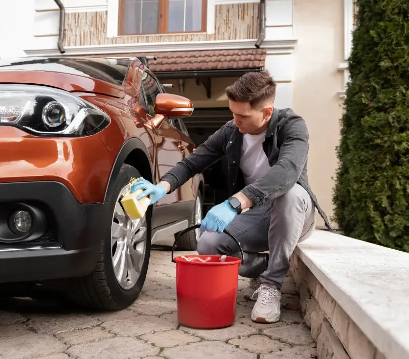 Lavage auto à domicile Anglès : professionnel intervenant sur un véhicule